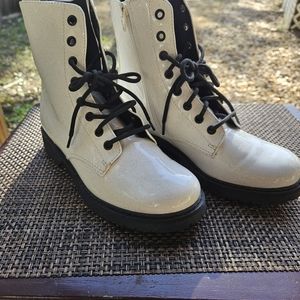 Wonder Nation Size 5 black and white sparkly boots.